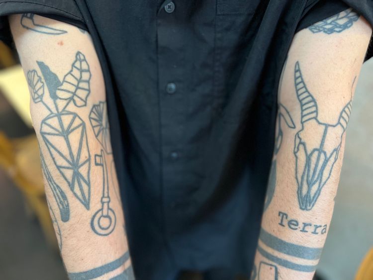 Bei Jakob Bretterbauer entstehen Tattoos im Doppelpack.
