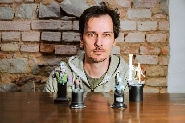 Wie-ein-Wiener-mit-Warhammer-Kunst-auf-YouTube-Karriere-macht