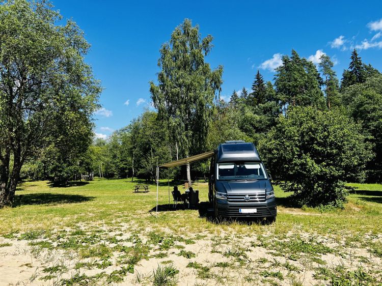Ein Campingvan auf einer Wiese in Lettland.