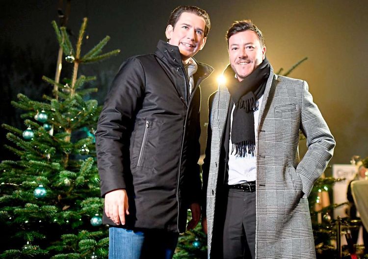 Sebastian Kurz und René Benko bei einer Advent-Veranstaltung vor einem Christbaum