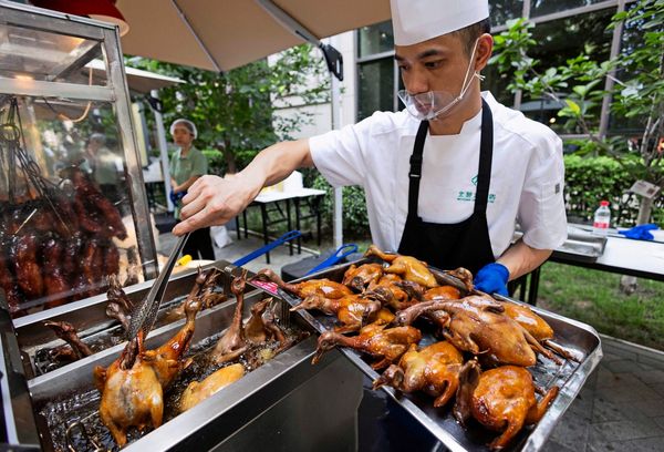 Chinas-Hotels-k-mpfen-mit-Streetfood-gegen-die-Krise