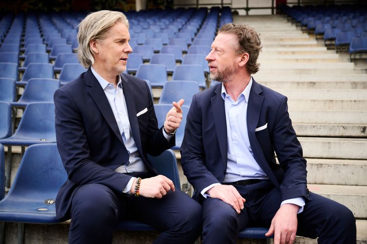 Jan Aage Fjörtoft (links im Bild) und Steffen Freund gehören zum Expertenteam bei Servus TV.