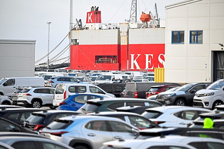 Das Schiff Malacca Highway am Ufer, während Hafenarbeiter die Verladung von Tesla-Fahrzeugen blockieren, in Malmö.