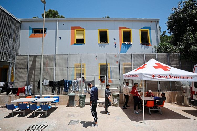 Flüchtlinge in einem Aufnahmezentrum auf der Insel Lampedusa