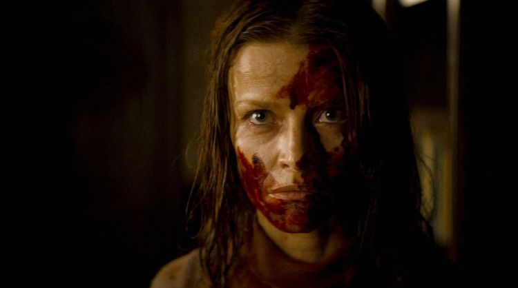 Maggie (Karoline Schuch), blutverschmiert.
