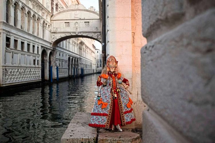 Wäre das Wasser in Venedig höher, wäre das Karnevalskostüm nass. Das Dammsystem Mose hat das verhindert.