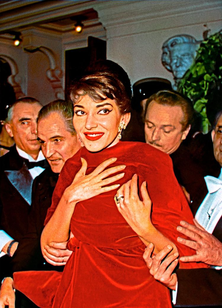 Begehrt, umschwärmt, bedrängt und irgendwie doch zerbrechlich: Maria Callas, der Dirigent Leonard Bernstein eine ganz besondere Bühnenenergie attestierte.