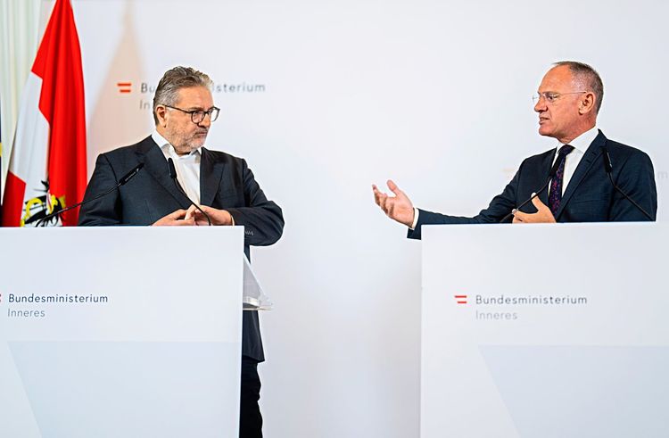 Wiens Stadtrat Peter Hacker und Innenminister Gerhard Karner bei Pressekonferenz im Innenministerium