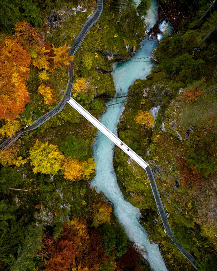 Luftaufnahme eines Stahlstegs in der Leutascher Geisterklamm