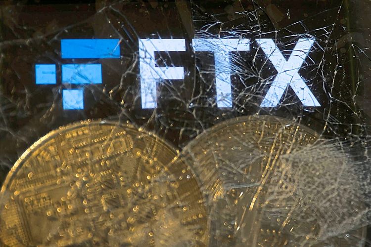 Logo von FTX hinter einer zerbrochenen Glasscheibe mit zwei Münzen, die für Krypto stehen.