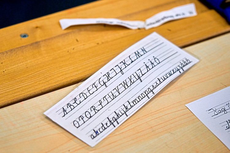 Schülerinnen und Schüler in Schweden lernen das Alphabet.