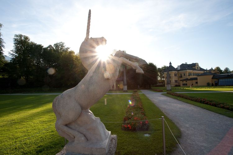 Grotten, Spritzbrunnen und ein Einhorn findet man in der Parkanlage von Schloss Hellbrunn.