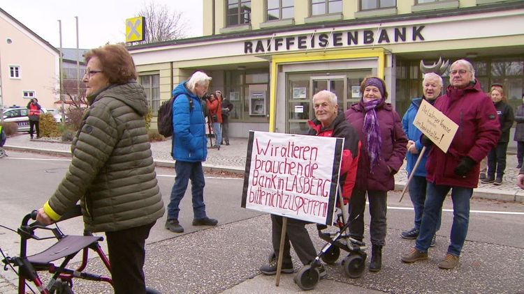Demo gegen die Schließung der Raiffeisenbank in Lasberg.