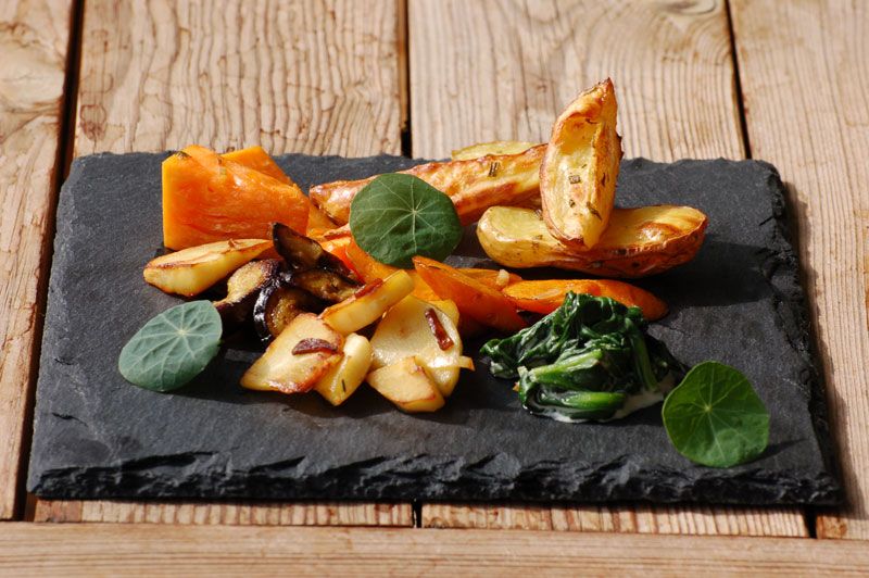 Herbstliches Röstgemüse und Blattspinat mit Rosmarinkartoffeln - Essen ...