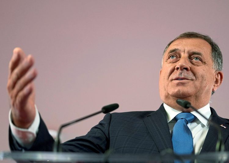 Milorad Dodik gestikuliert hinter einem Rednerpult.
