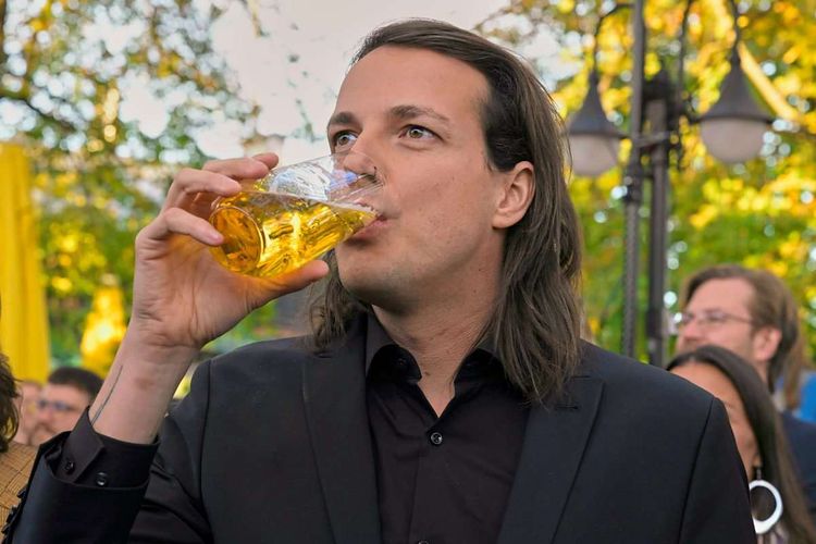 Dominik Wlazny trinkt Bier
