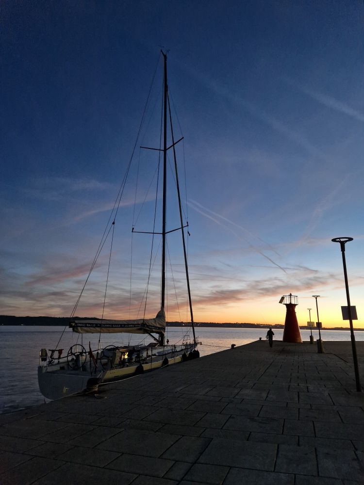 Ein wunderschöner Segeltag ging zu Ende und wir konnten die Golden Hour genießen.  Offiziell zwar kein Liegeplatz aber zwischen 20-8 Uhr stört es hier 