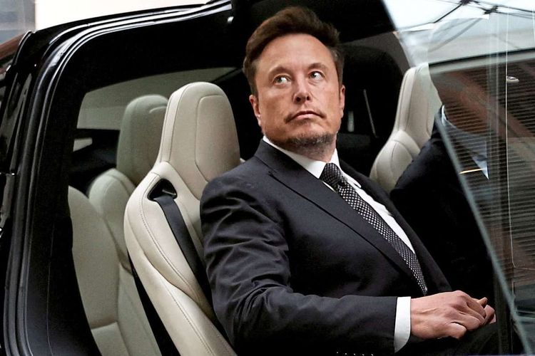 Elon Musk sitzt in einem Tesla
