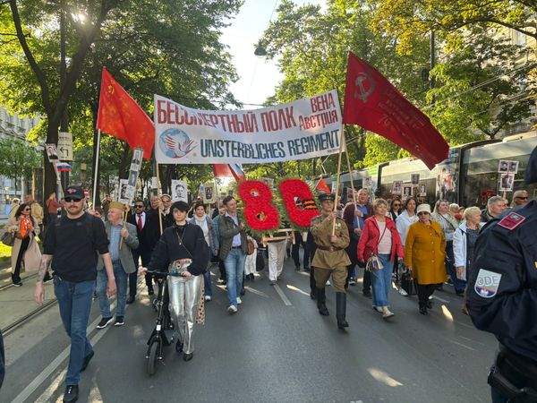 -Tag-des-Sieges-Russischer-Aufmarsch-mitten-in-Wien