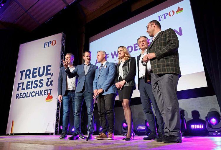 Die Stars des Wahlkampfauftakts der FPÖ Burgenland auf der Bühne in Oberschützen, von links Alexander Petschnig, Stefan Hermann, Norbert Hofer, Dagmar Belakowitsch, Peter Westenthaler und Christian Hafenecker.