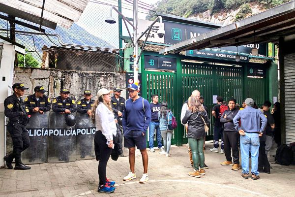 Proteste-in-Peru-lassen-hunderte-Touristen-in-der-N-he-von-Machu-Picchu-stranden