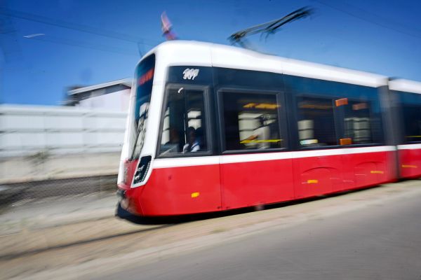 Prozess-gegen-schwarzfahrende-rztin-die-Kontrollor-in-Genitalbereich-getreten-haben-soll