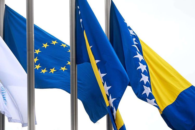 EU-Flagge und bosnische Flagge nebeneinander