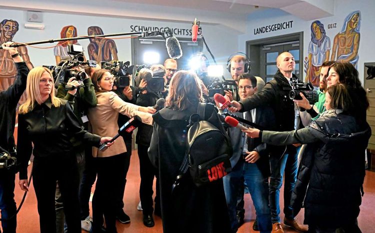 Verteidigerin Astrid Wagner umringt von Fernsehteams im Landesgericht Krems.