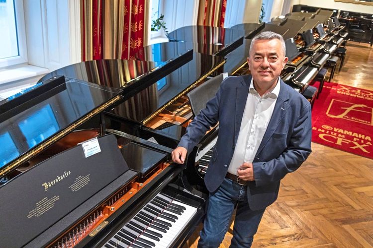 Klavierhändler und Musiker Fellinger: 
