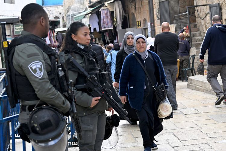 Israelische Sicherheitskräfte überwachten am Samstag die Straßen in der Altstadt von Jerusalem, während muslimische Frauen ihre Einkäufe für den Ramadan erledigten.