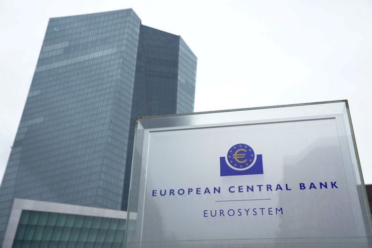 Das Gebäude der EZB in Frankfurt mit einem Schild im Vordergrund.