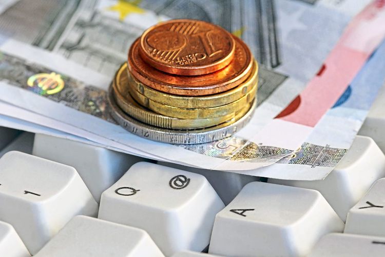 Geld, Währung, Euro auf Tastatur / Keyboard; Internet, Online-Bezahlung