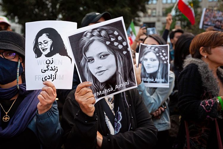 Protest Menschen mit Plakaten zu Mahsa Amini