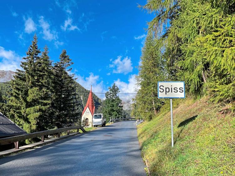 Gemeinde Spiss in Tirol - Ortsschild und Kirchturm