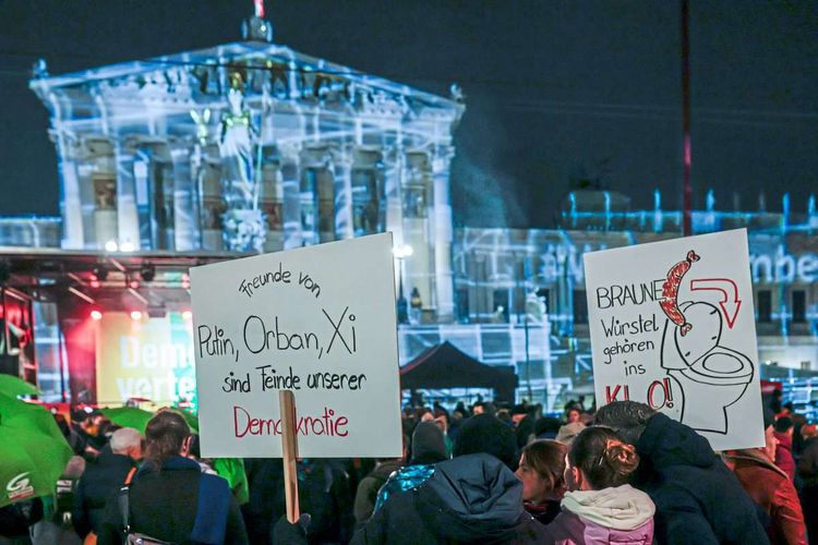 Demo gegen rechts, Demonstration 'Demokratie verteidigen!' vor dem Parlament in Wien