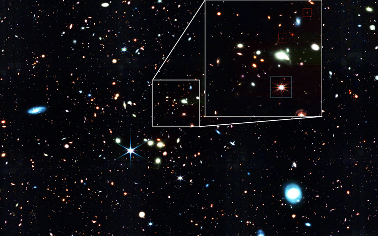 Ein von Webb aufgenommener Himmelsausschnitt mit zahlreichen Galaxien. Ein unscheinbarer Punkt ist vergrößert dargestellt.