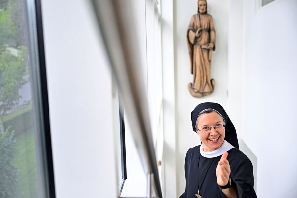 Unter-Insta-Schwestern-Zwischen-Klosteralltag-und-Social-Media-Posts