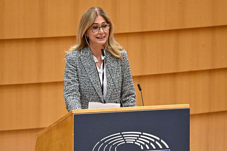 Francesca Donato spricht auf dem Podium zum Europaparlament.