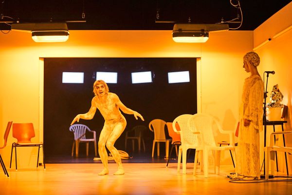 Tschechows-M-we-kr-ht-mit-Berliner-Schnauze