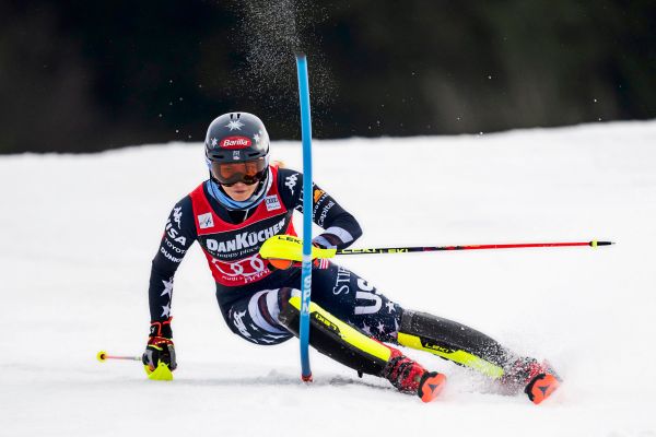 Slalomf-hrung-Shiffrin-mit-einer-Hand-am-Gesamtweltcup