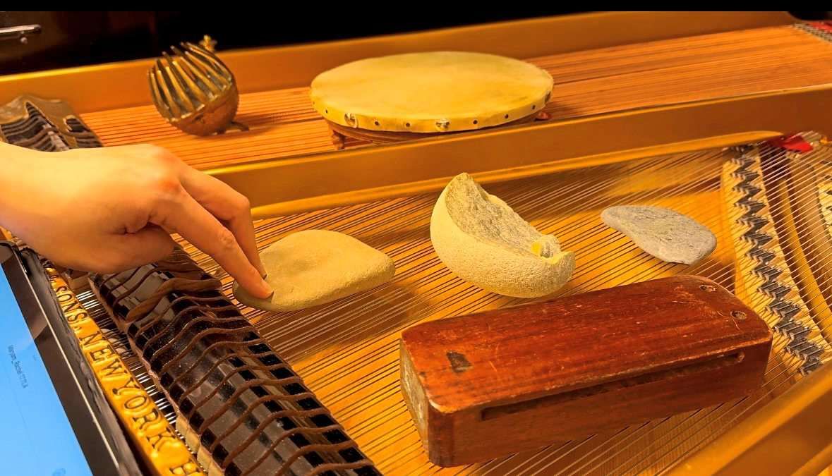 Iranische Pianistin lässt Klavier persisch klingen - Geistesblitz ...