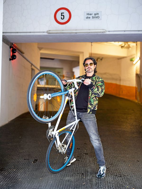 Fahrrad-Vespa-und-Kreuzwortr-tselbuch-Promis-und-ihre-coolsten-Dinge