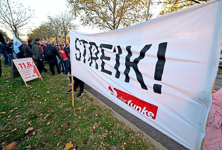 Ein Transparent mit dem Wort Streik in großen Lettern bei einem Warnstreik
