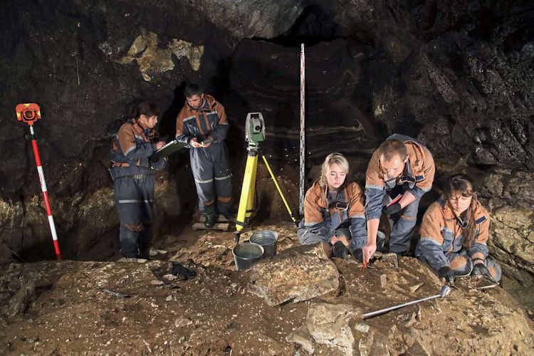 Forschungsteam arbeitet in russischer Denisova-Höhle