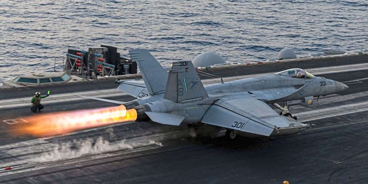 US-Kampfjet purzelt von Flugzeugträger ins Mittelmeer