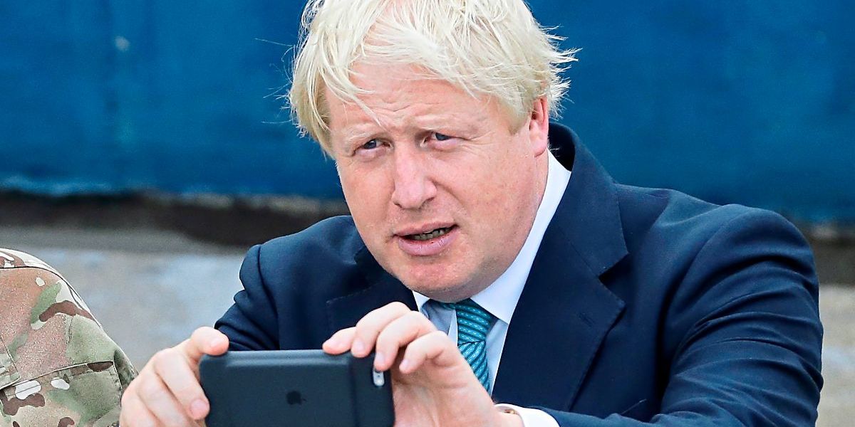 Britische Regierung droht im WhatsApp-Streit Johnson mit Mittelentzug