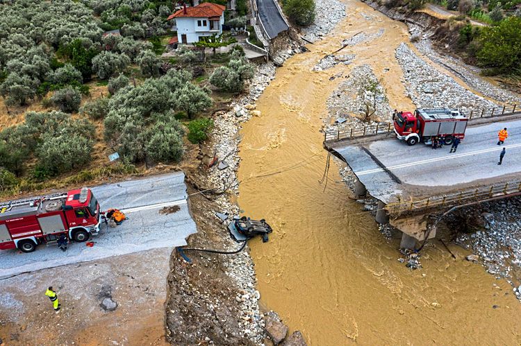 Eine Brücke ist durch die Wassermassen eingebrochen im griechischen Volos in der Region Thessalien.