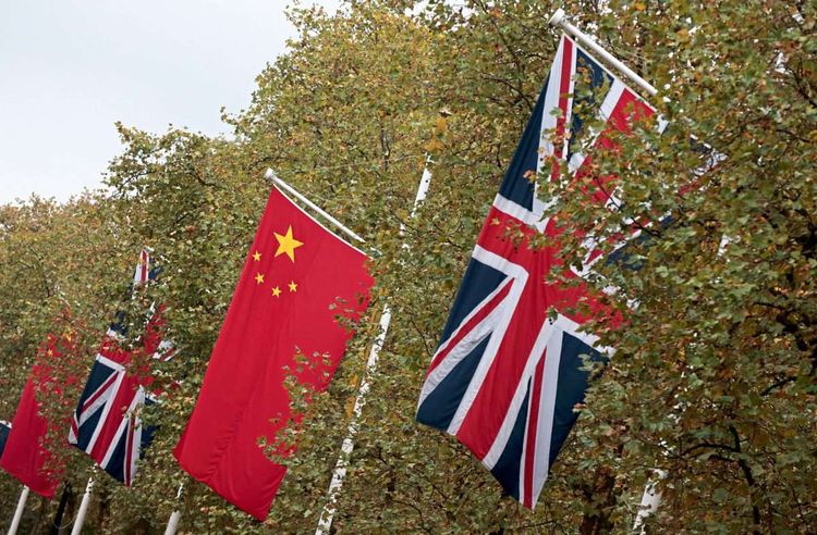 Britische und chinesische Flaggen in abwechselnder Reihenfolge.