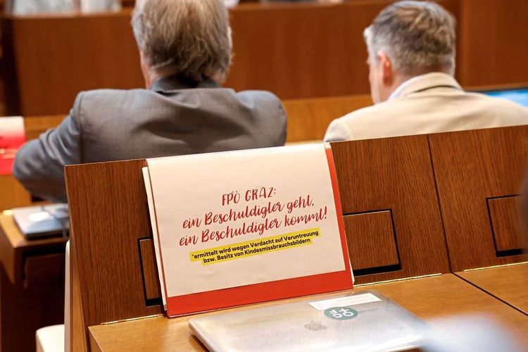 Ein Protestschild einer Abgeordneten während einer Sitzung des Grazer Gemeinderats am Donnerstag, 25. April 2024, in Graz.