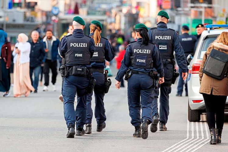 Polizeieinsatzkräfte im Rahmen einer Schwerpunktaktion in Wien-Favoriten. Nun sollen sie in Österreich auch mit Bodycameras ausgestattet werden.